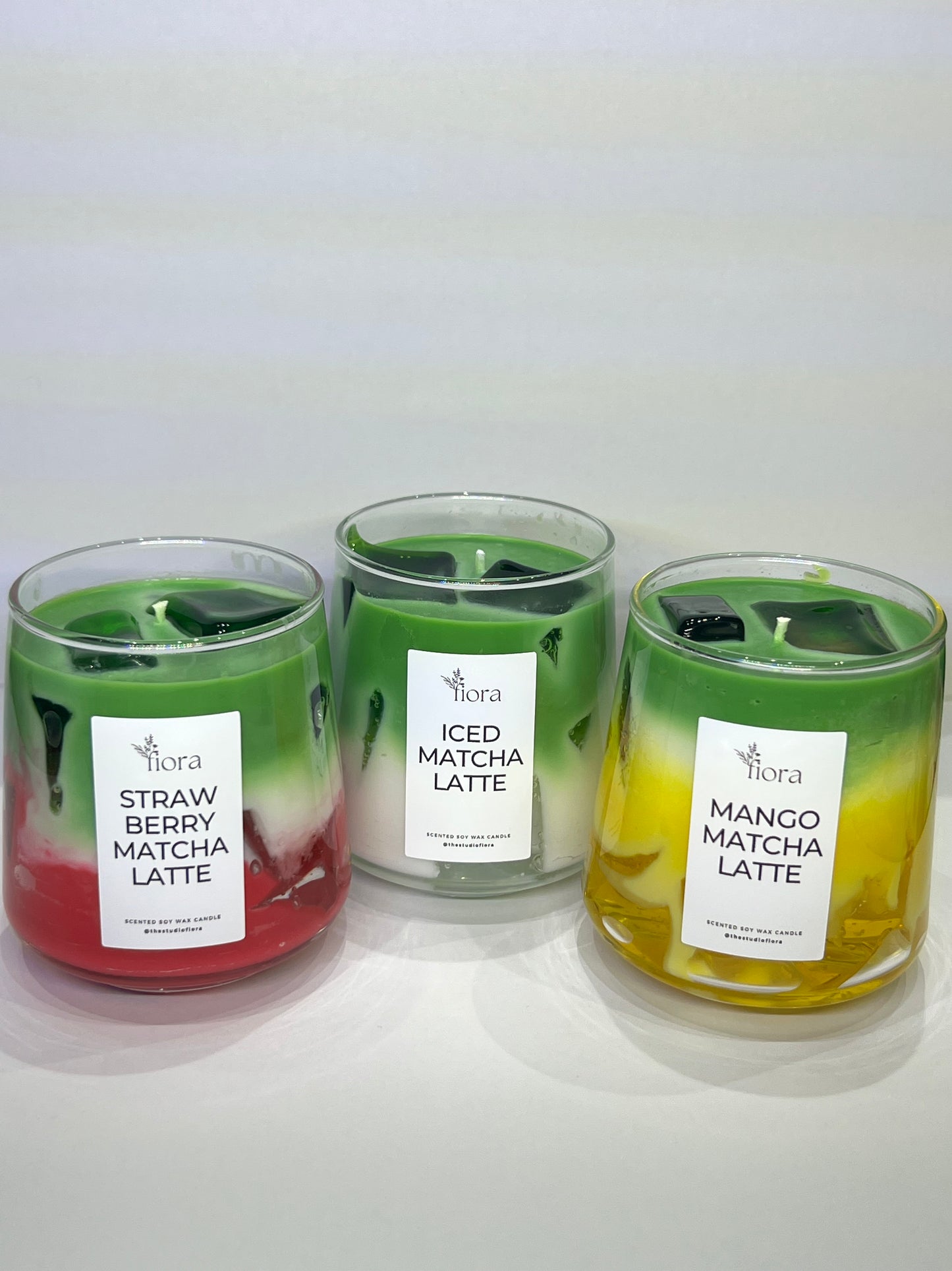 Matcha Latte el yapımı mum yakın plan görünümü