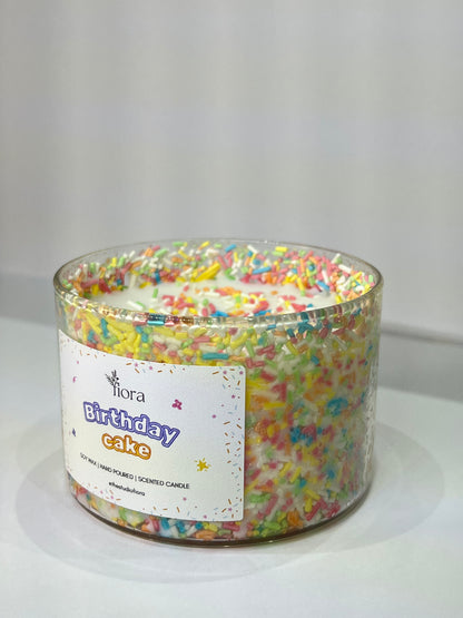 Studio Fiora Birthday Cake yakın plan detay